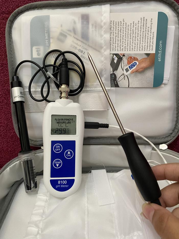 pH Meter Kit pH Temperature Kit 8100 Catalog 860-810 ETI