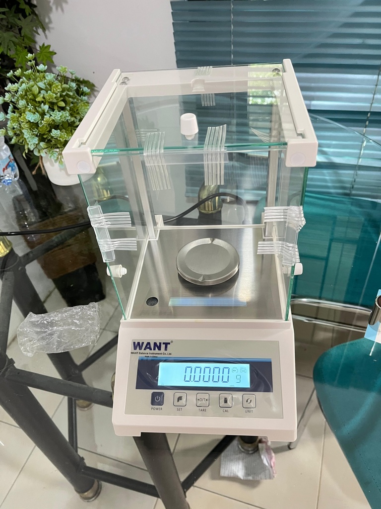 Want Timbangan Analitik FA2004E Readability 0,1 mg Kapasitas 200g Resolusi 0,0001g Tampilan LCD Putih Backlight Stabil dalam 3 Detik